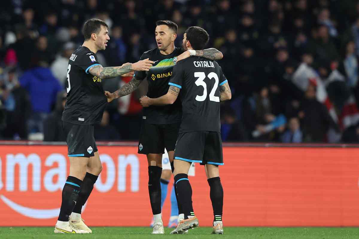 Vecino abbraccia i compagni Napoli-Lazio