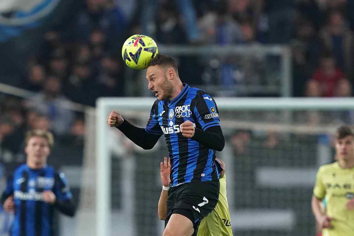 Koopmeiners salta e colpisce il pallone di testa Atalanta