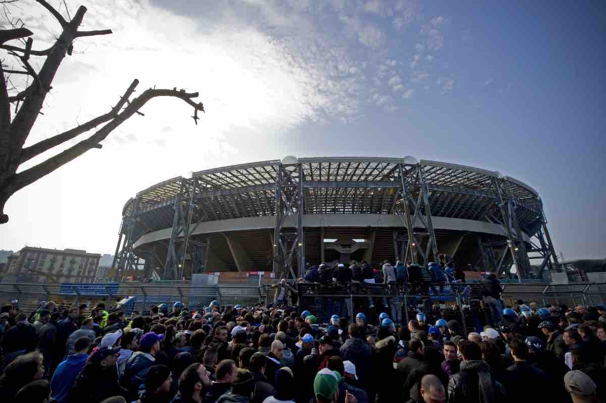 tifosi napoletani fuori lo stadio Maradona