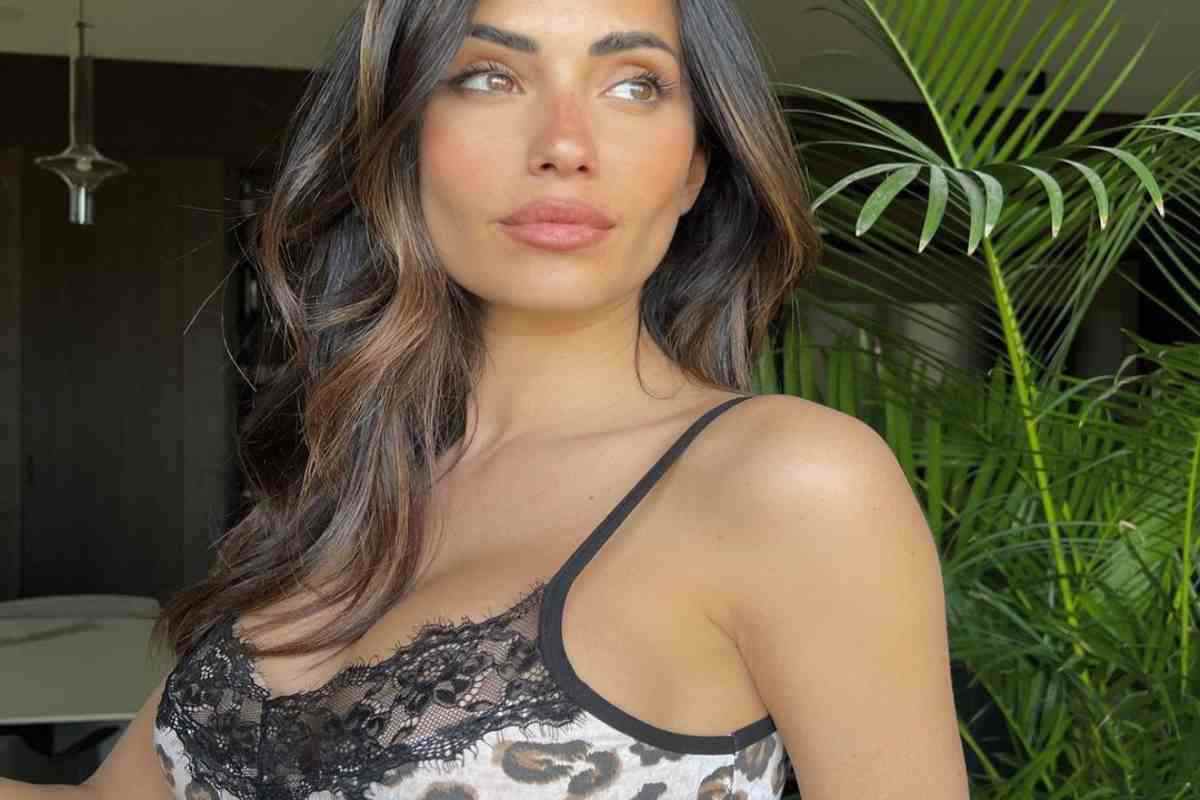 Federica Nargi primo piano scollatura pizzo lato A