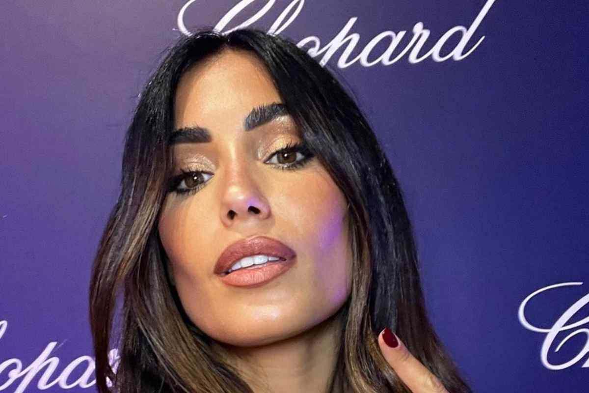 Federica Nargi spiaggia top aderente