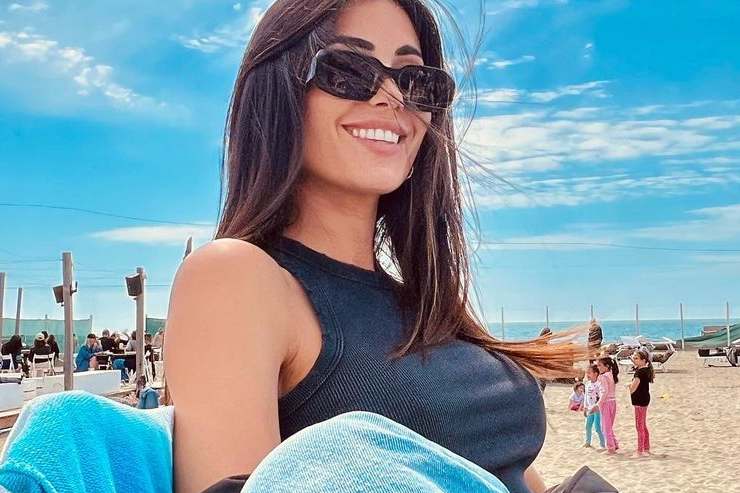 Federica Nargi spiaggia top aderente