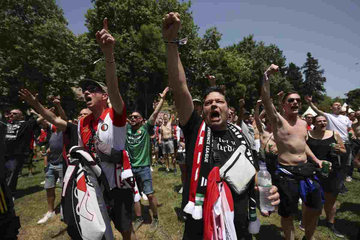 Tifosi del Feyenoord a Napoli per onorare il gemellaggio con i sostenitori azzurri 
