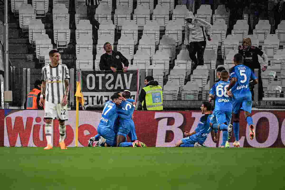 Il Napoli esulta dopo il gol di Raspadori alla Juventus