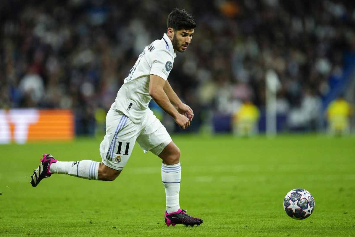 Marco Asensio porta palla 