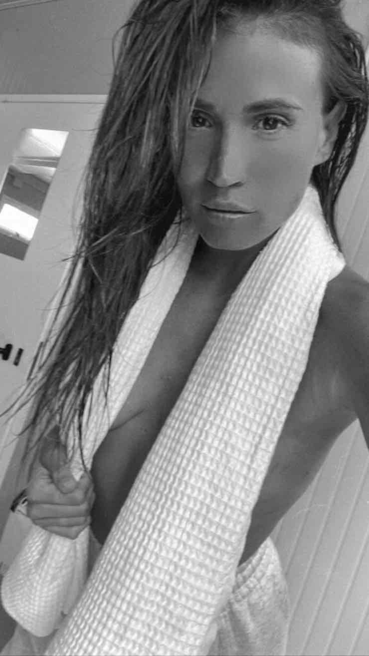 Carolina Marcialis in asciugamano: Cassano impazzisce
