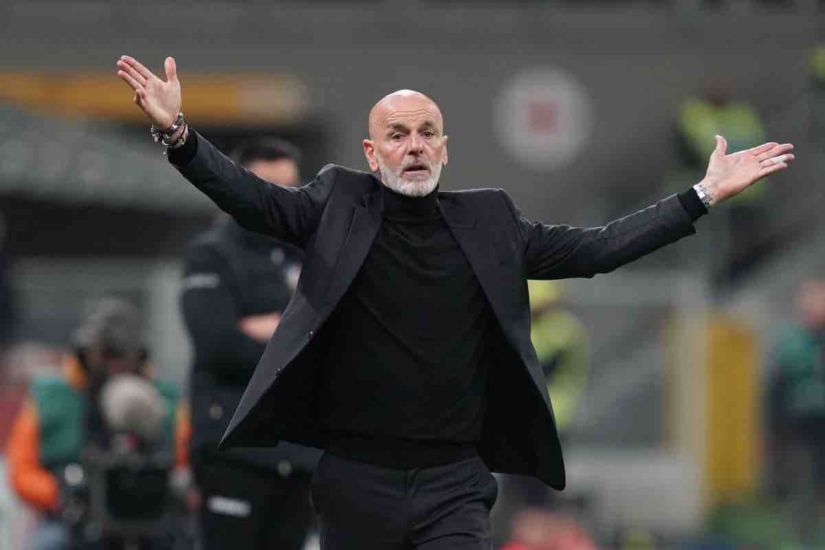 Stefano Pioli sorpreso in campo