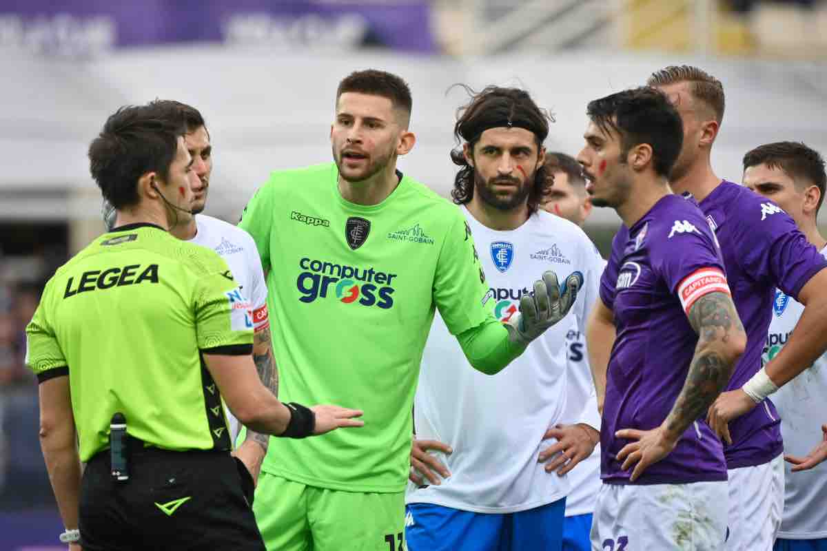 Guglielmo Vicario discute con l'arbitro 