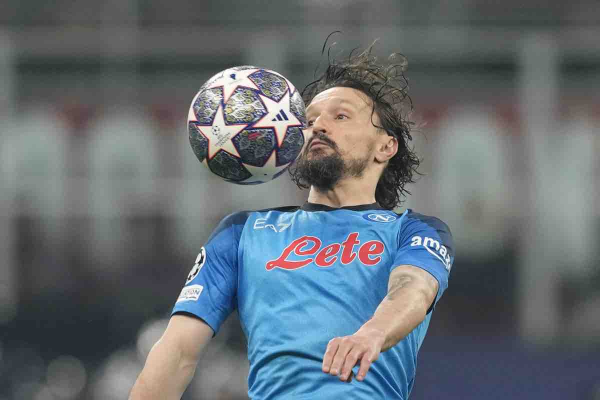 Mario Rui stoppa il pallone