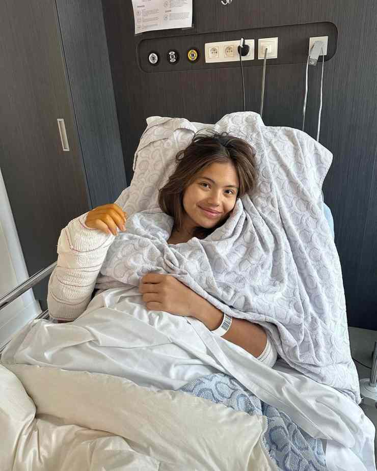 Emma Raducanu, la tripla operazione la mette fuori gioco per diversi mesi