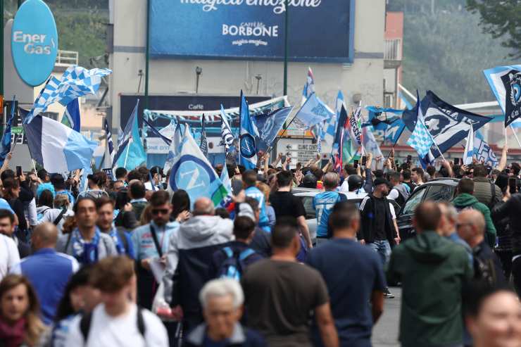 Napoli, folla e treni presi d'assalto