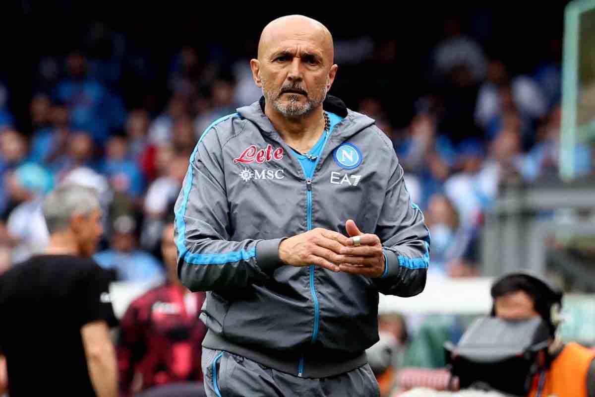 Luciano Spalletti pensieroso in campo 