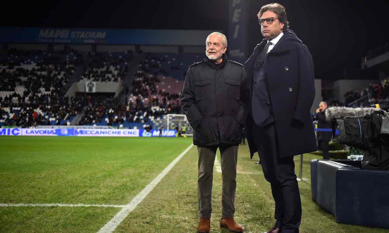 De Laurentiis e Giuntoli parlando a bordo campo