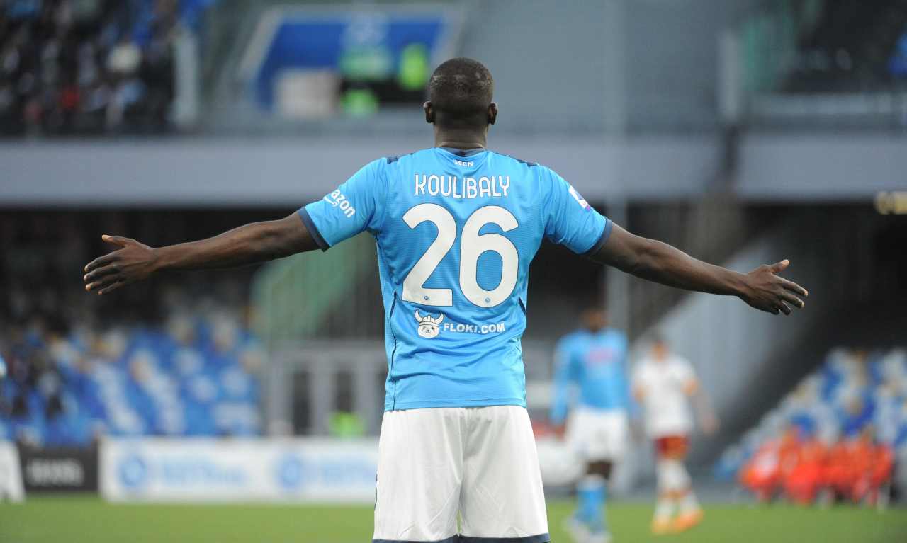 Napoli, Koulibaly con le braccia larghe