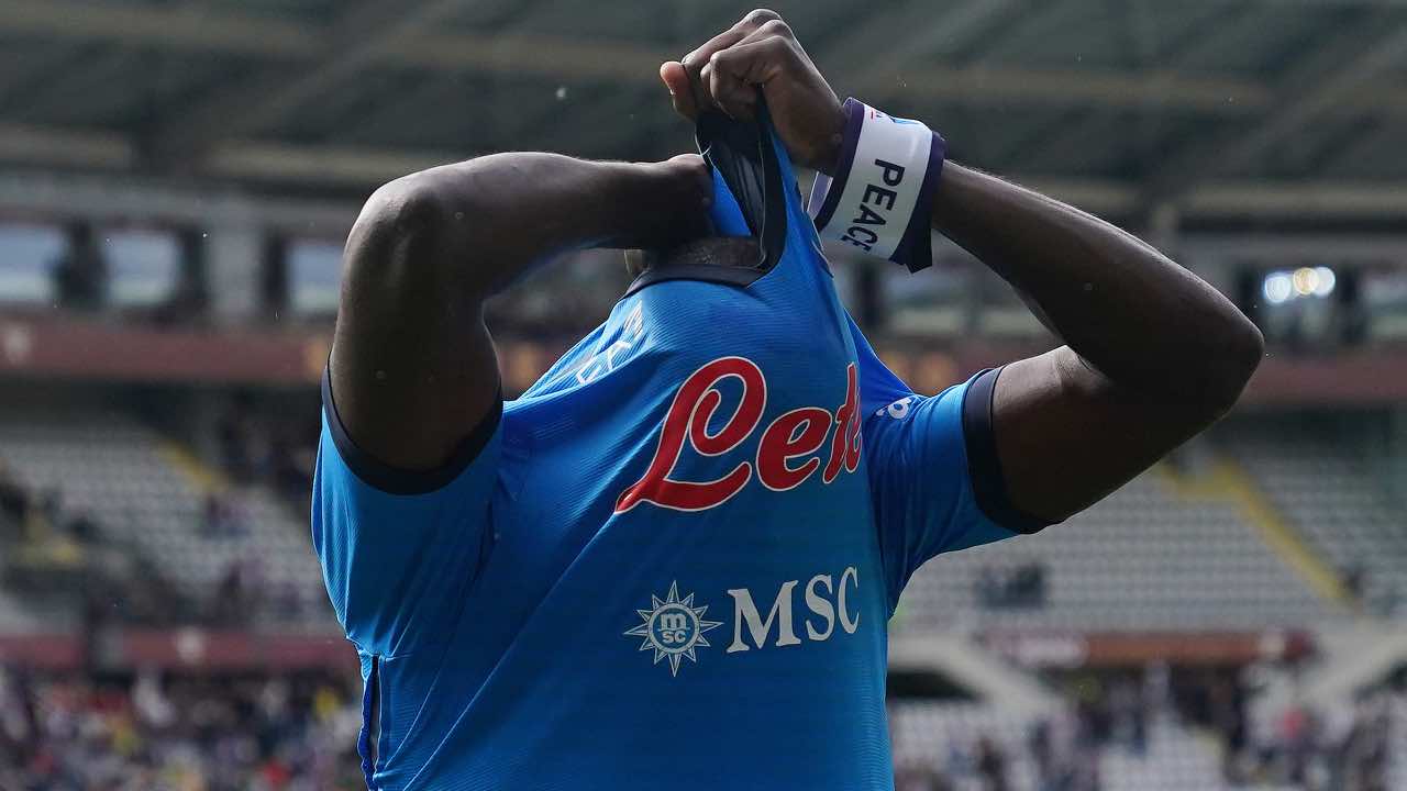 Kalidou Koulibaly toglie la maglia