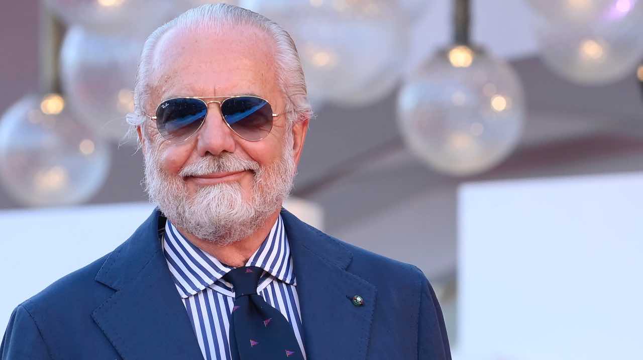 Napoli, De Laurentiis sorride