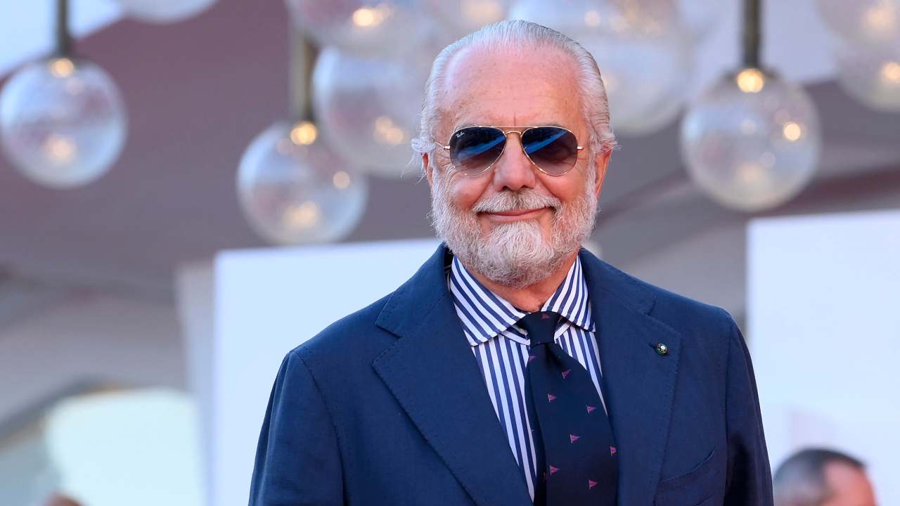 De Laurentiis soddisfatto sorride Napoli