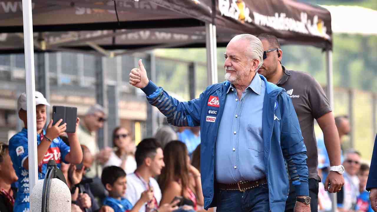 De Laurentiis fa segno dell'ok Napoli