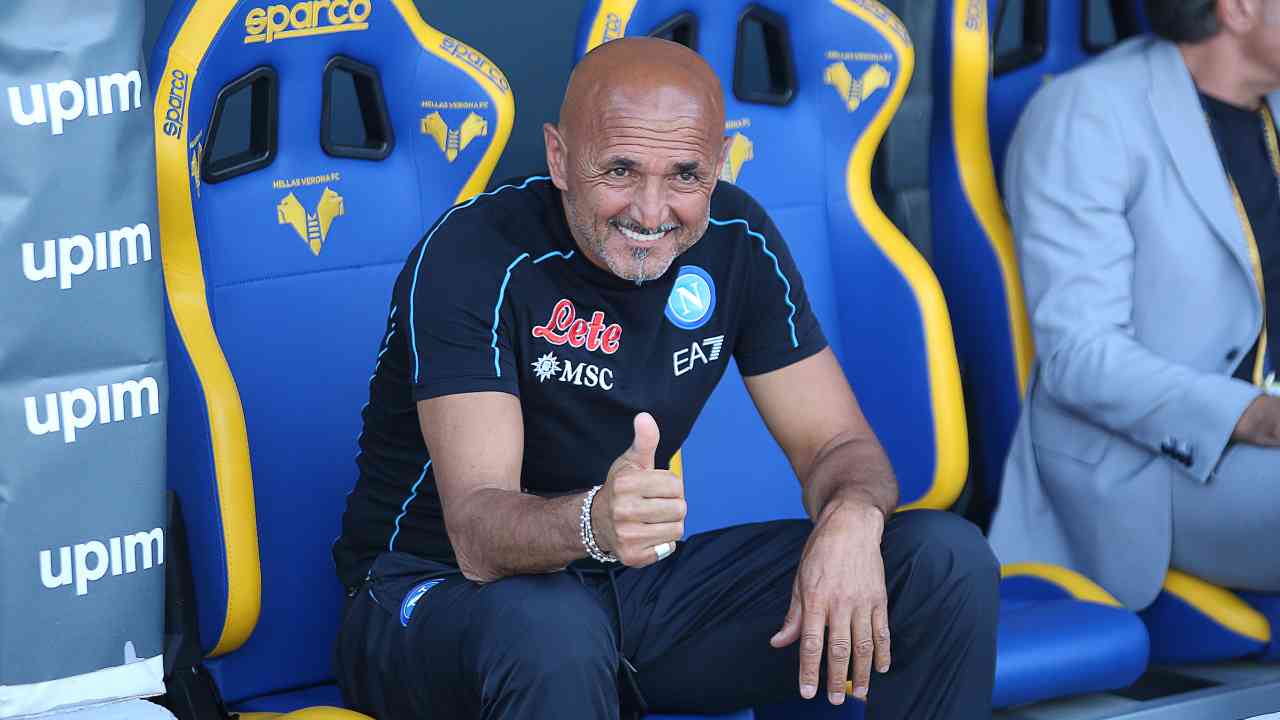 Spalletti sorride e fa segno dell'ok Napoli