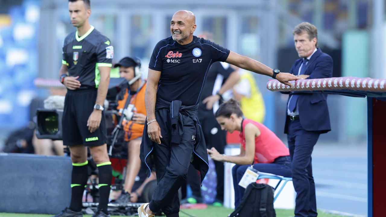 Spalletti sorride appoggiato alla panchina Napoli