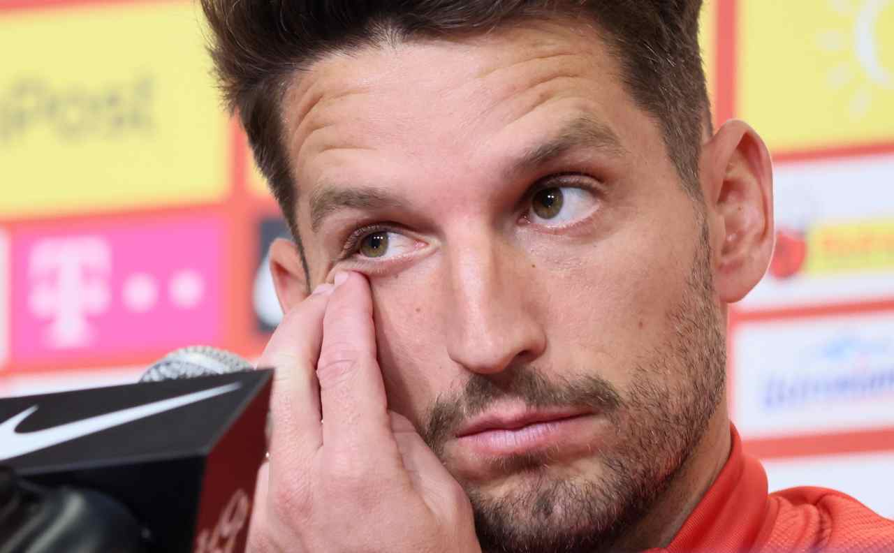 Dries Mertens si tocca l'occhio in conferenza