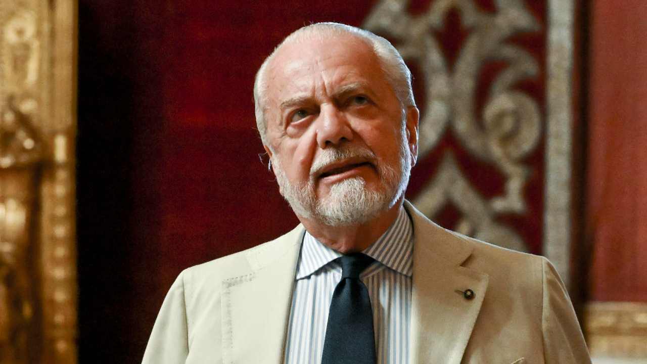 De Laurentiis riflette Napoli