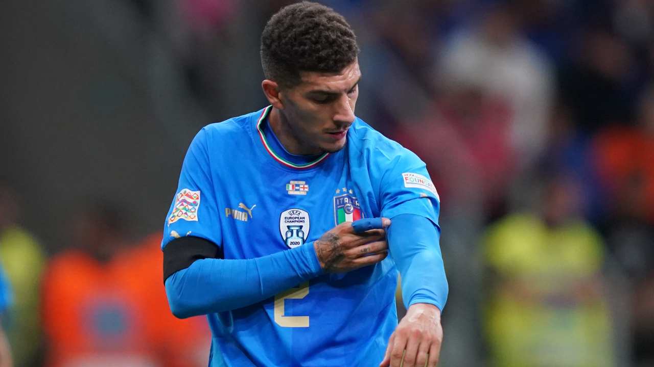 Di Lorenzo si sistema la maglia Napoli