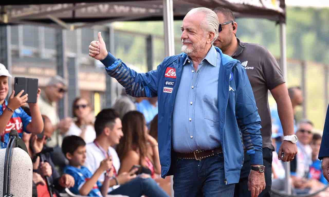 De Laurentiis sorride ai tifosi