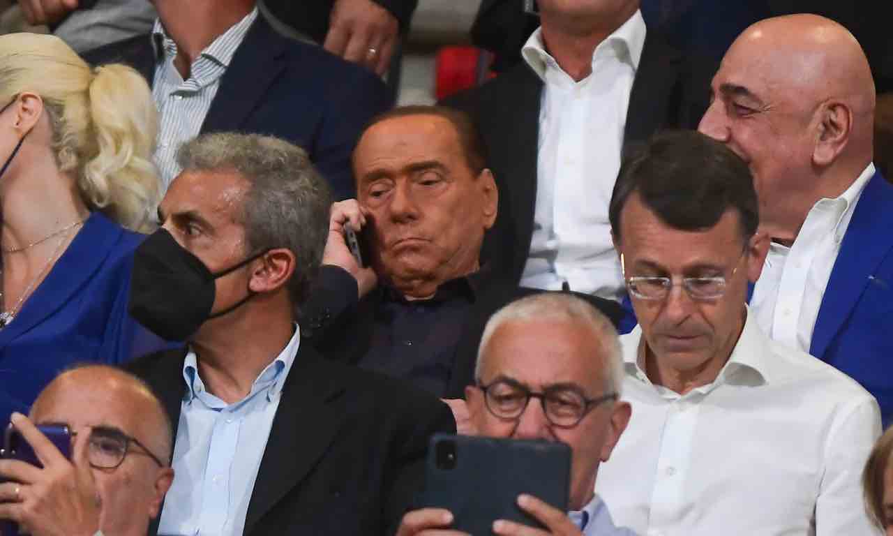 Berlusconi al telefono