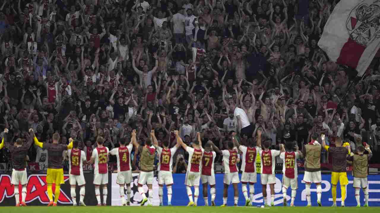 I giocatori dell'Ajax festeggiano con i propri tifosi