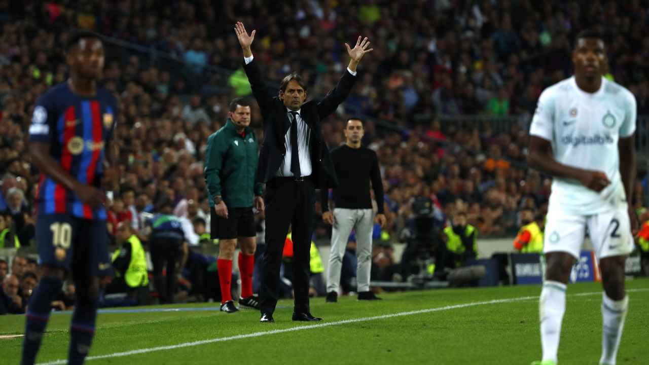 Inzaghi dà indicazioni ai suoi da bordocampo in Barcellona-Inter