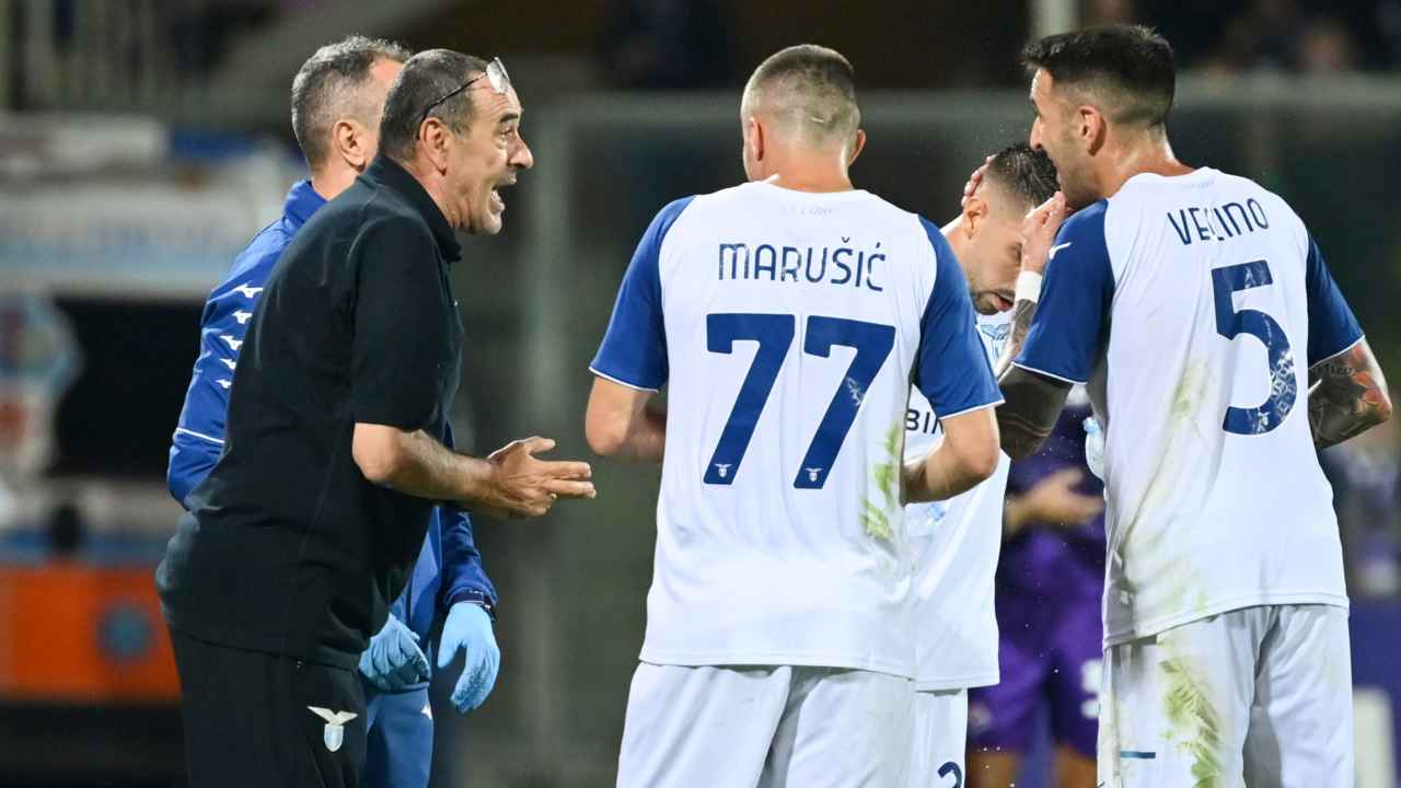 Sarri parla coi calciatori