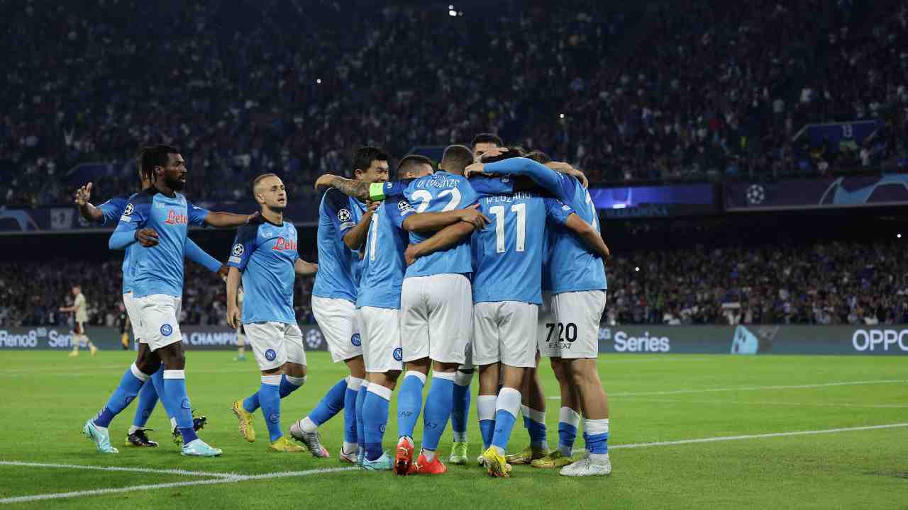 Giocatori del Napoli si abbracciano dopo il gol
