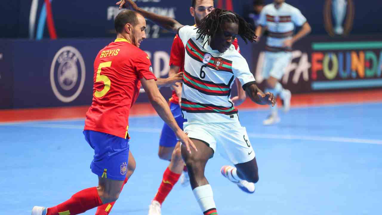 Una momento di gioco di una partita di futsal: atto vandalico nei confronti di una squadra napoletana