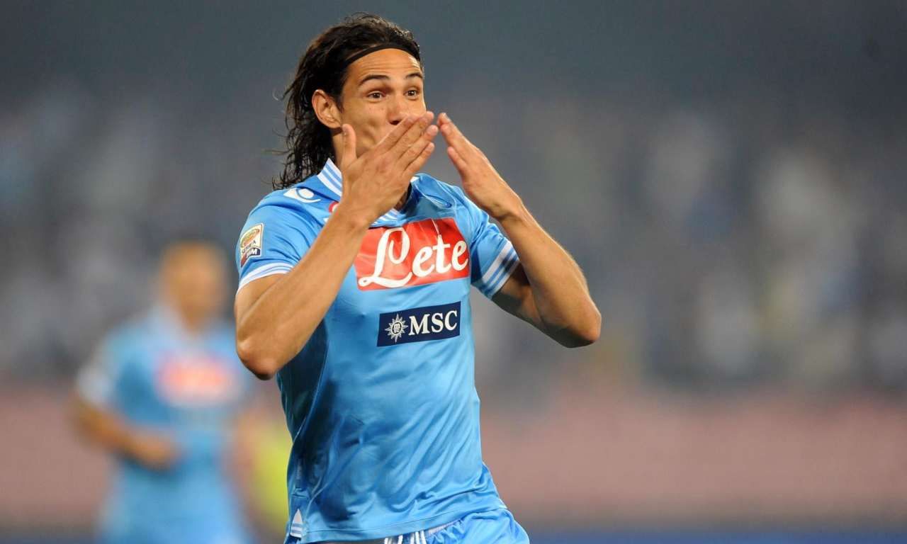 Cavani esulta con la maglia del Napoli