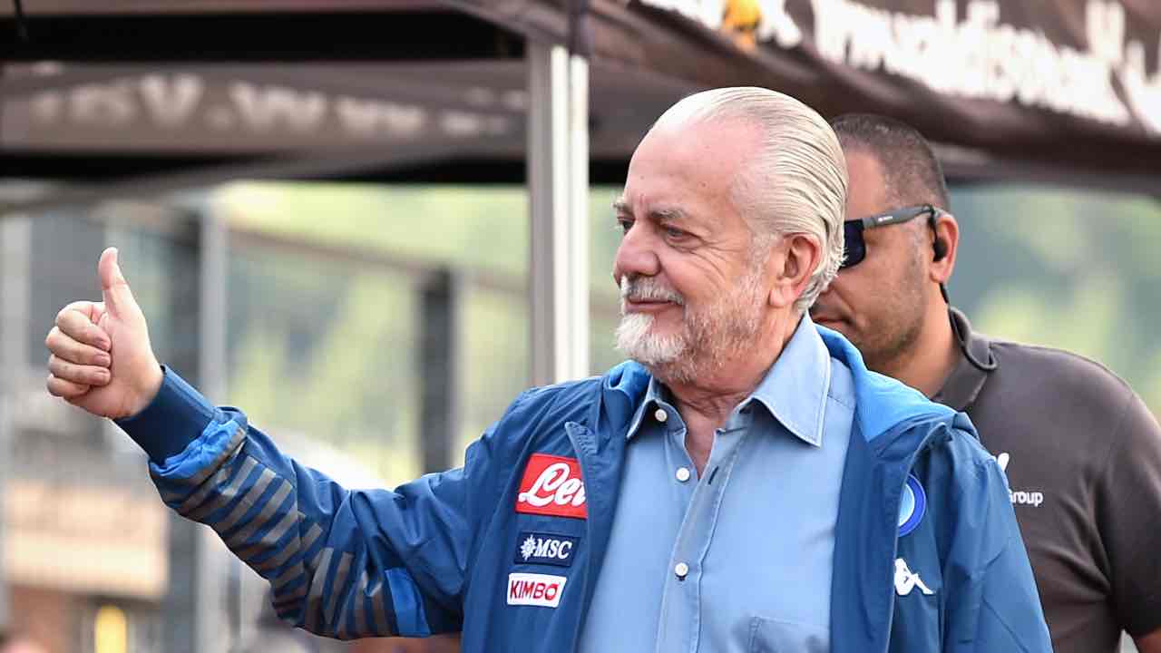 Napoli, De Laurentiis sorride