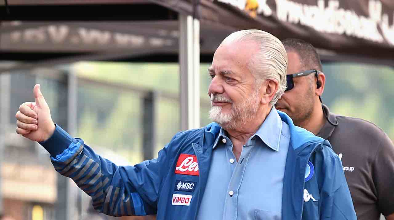 Napoli, De Laurentiis sorride