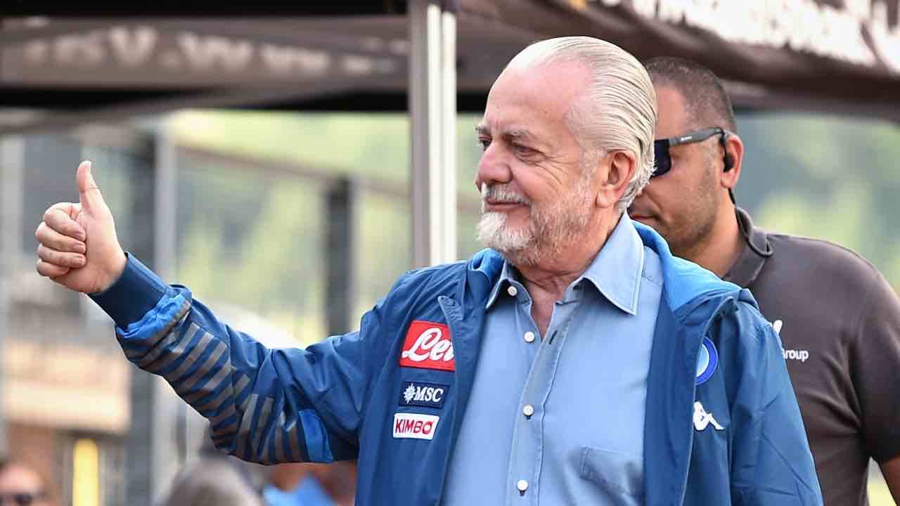 Napoli, De Laurentiis sorride