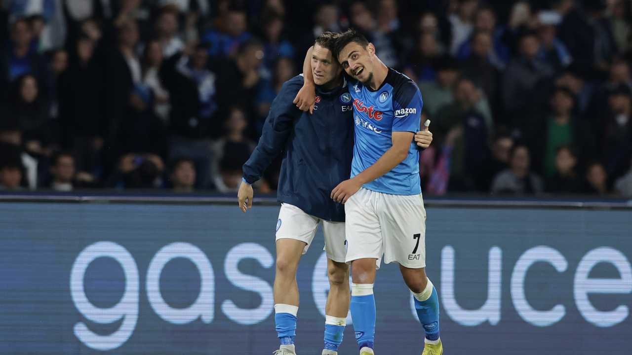 Zielinski ed Elmas si abbracciano Napoli