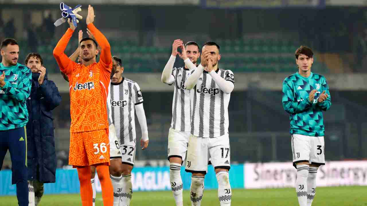 Giocatori della Juve applaudono