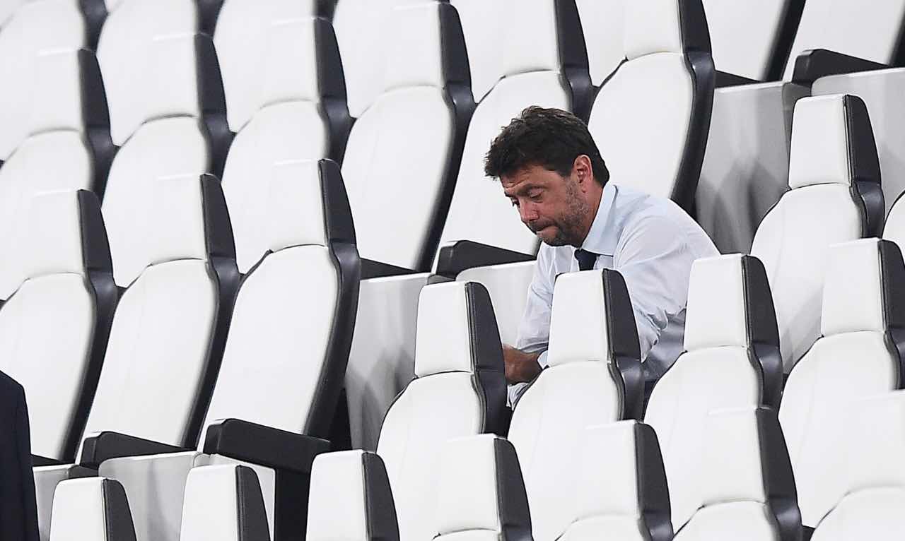 Agnelli seduto in tribuna