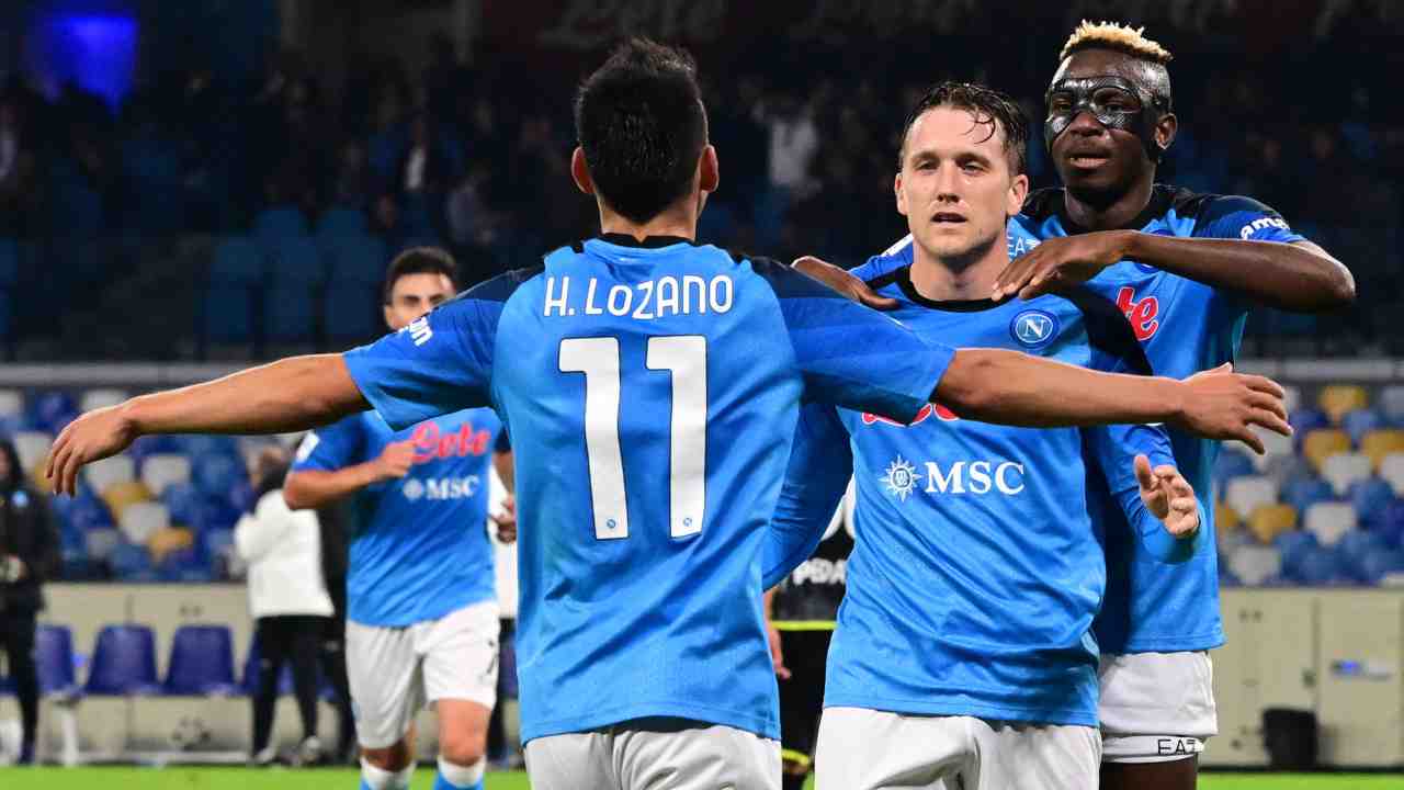 Lozano, Zielinski e Osimhen festeggiano Napoli