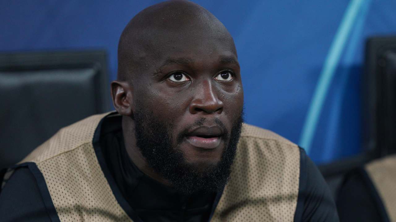 Lukaku preoccupato in panchina Inter