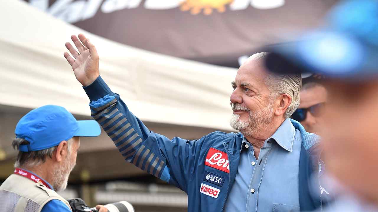 De Laurentiis fa segno di ok e sorride Napoli