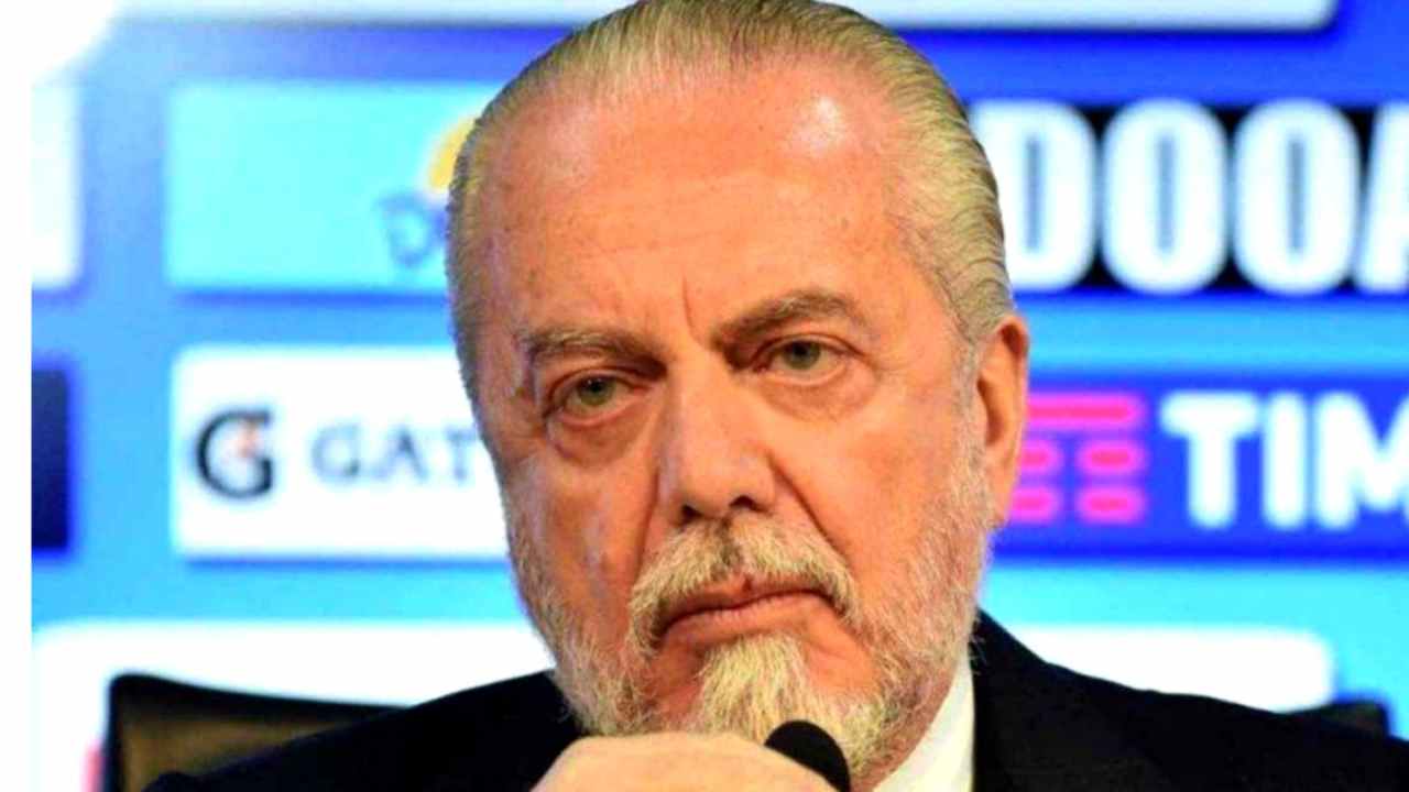 De Laurentiis con espressione seria Napoli