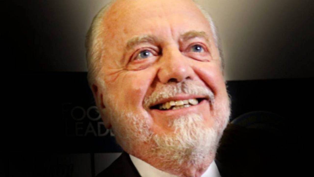 De Laurentiis soddisfatto sorride Napoli