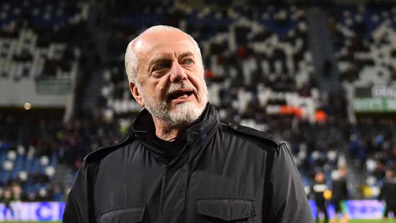 De Laurentiis guarda verso l'alto