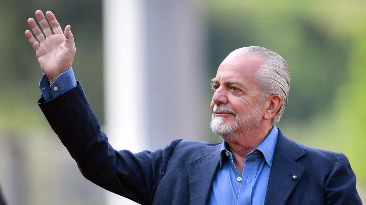 Napoli, De Laurentiis saluta