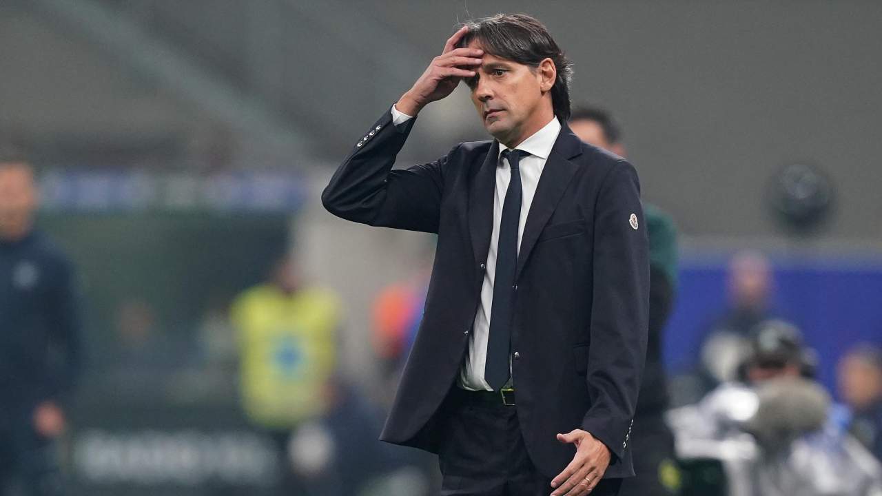 Inzaghi con la mano sulla fronte Inter