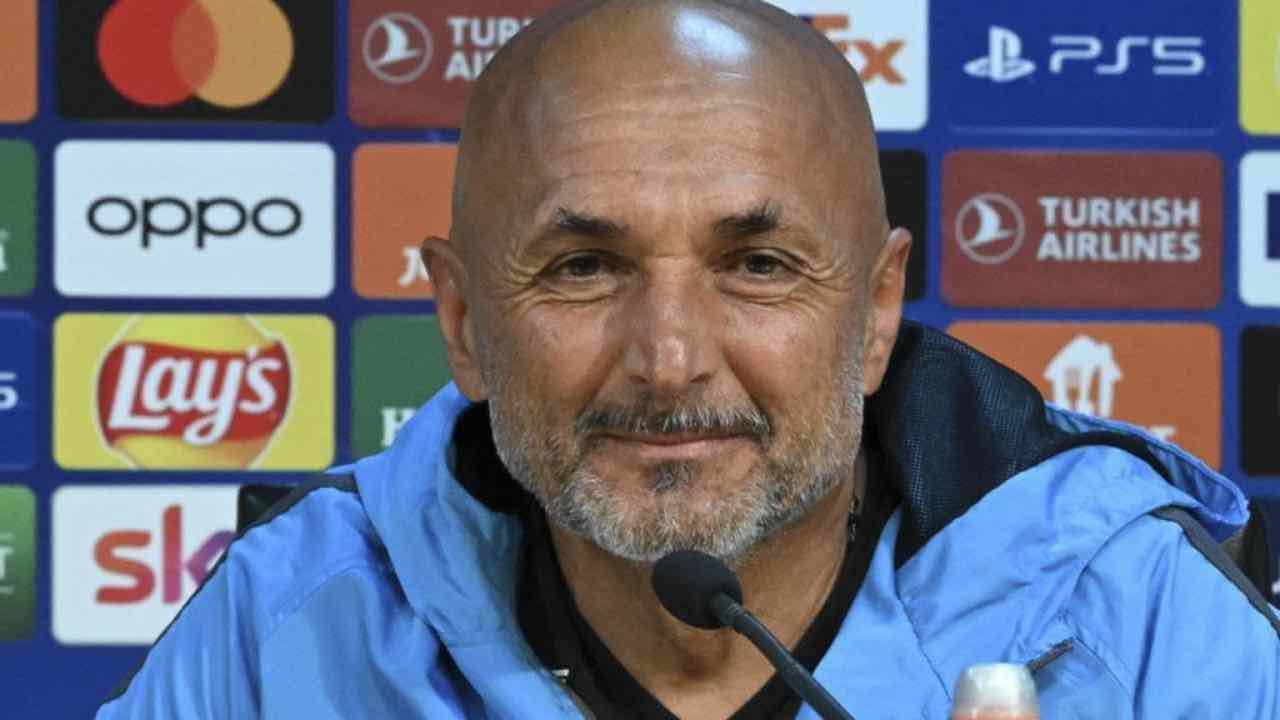 Spalletti sorridente in conferenza stampa